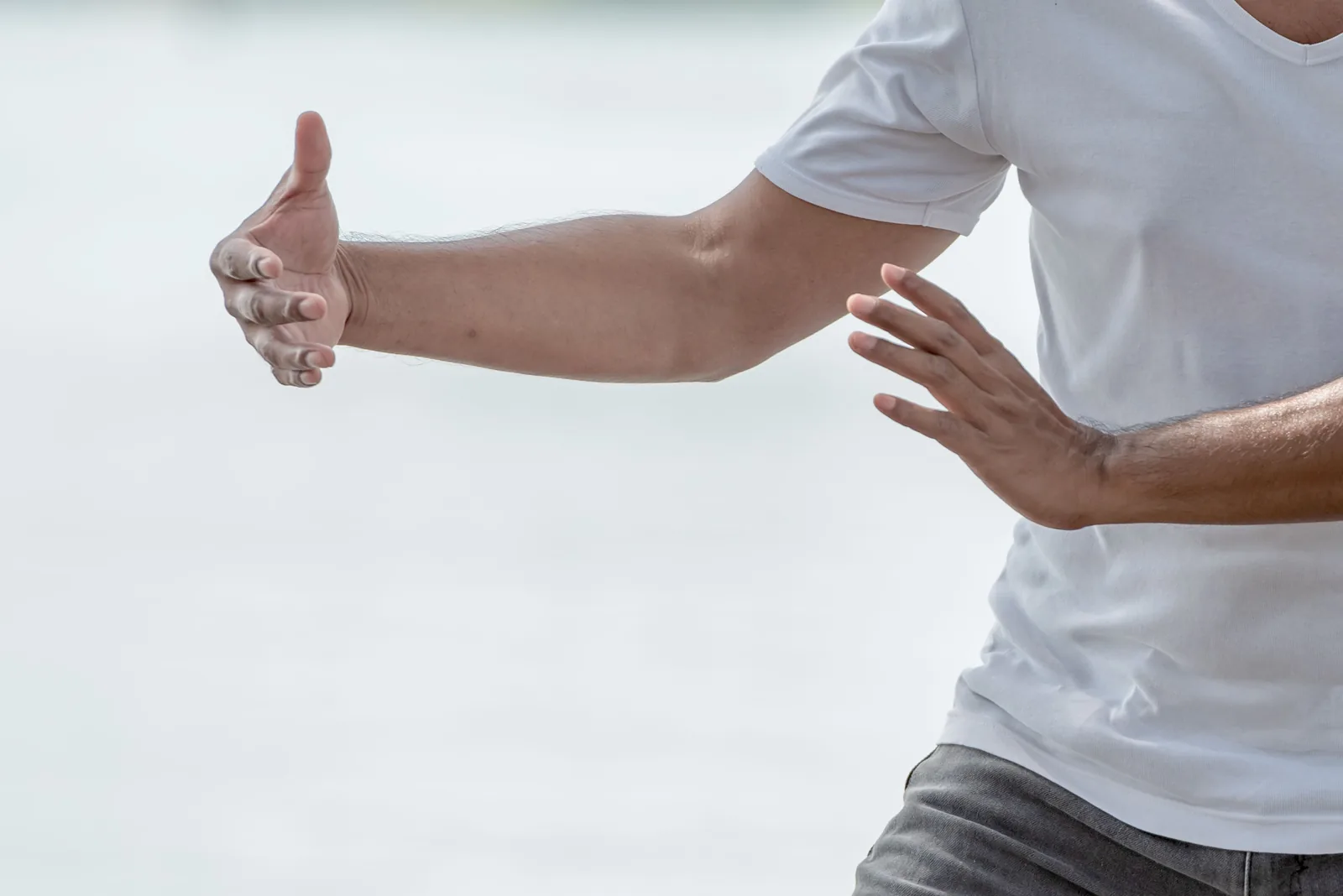 Hände in Deckungshaltung beim Kampfsporttraining