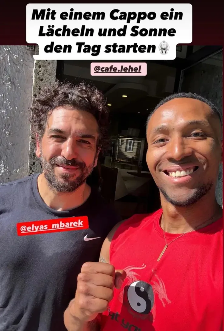Coach Arnold neben Schauspieler Elyas M Barek