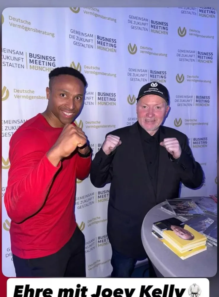 Coach Arnold neben Extremsportler Joey Kelly