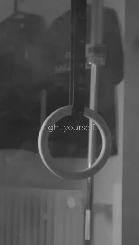 Turnring im abgedunkelten Trainingsraum von Fight Yourself
